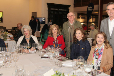 Pía Jaramillo Durán, Patricia Gómez Villegas, Cristina Gómez, Álvaro Uribe Mejía , Villegas, Inés de La Cruz Álvarez, María Isabel Pinzón Gómez e Iván Escobar Escobar.