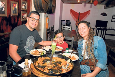 Foto | Argemiro Idárraga | LA PATRIA Daniel Arroyave, Martín Arroyave y Fernanda Londoño compartieron de un almuerzo en familia en el restaurante Un Lugar de la Mancha.