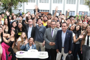 Grupo de directivos y estudiantes.