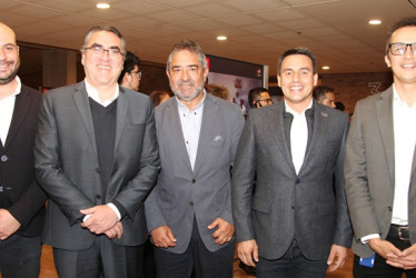 Jónathan Ballesteros, director de la Oficina de la Internacionalización de la Alcaldía de Manizales; Mariano López Block, jefe de misión de la Embajada de Perú en Colombia; Jorge Hernán Botero Restrepo, cónsul honorario de España en Colombia; Jorge Eduardo Rojas, alcalde de Manizales; y Darío Arenas, vicerrector de Proyección Universitaria de la U. de Caldas.