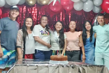 María Eugenia Escobar Franco, contadora pública y gerente de Joyas Marú, celebró sus 40 años de vida rodeada de familiares y amigos en Villamaría. En la gráfica en compañía de sus seis hermanos: Jorge, Sandra, Claudia Marcela, Stellita, Olga Lucía y John Fredy Escobar Franco.