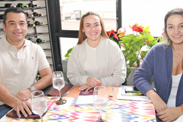 Jorge Vallejo, Paola Neira y Natalia Giraldo, en un almuerzo de trabajo.