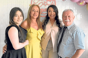 Isabella Álvarez Carmona, Gloria Zuleny Carmona, María José Álvarez Carmona y Edelberto Álvarez.