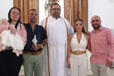 Foto | Cortesía | LA PATRIA Gabriela Pulgarín, Dora Liliana Parra (madrina), Orley Otálvaro (padrino), presbítero Daniel Arango, Tatiana Valencia y Gustavo Pulgarín, padres.