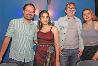 Ángela Gaviria Piedrahita, Carlos Augusto Jaramillo y Diana Carolina Fajardo compartieron con el autor del libro Martín Franco Vélez.