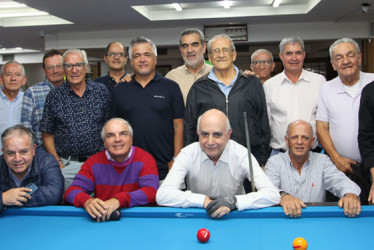 Grupo de billaristas socios del Club Manizales en la sede del Centro. 