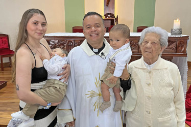 Con una misa en el templo Santa Ana, de Villa Carmenza en Manizales, Emmanuel Plata Guevara y Miguel González Gómez recibieron el sacramento del bautismo. En la misma celebración, se conmemoraron los 105 años de María Tamayo. La ceremonia fue presidida por el párroco Cristian Echeverri.