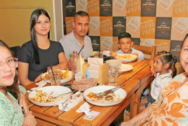 Santiago Restrepo Ramírez, Silvana Rodríguez, Luisa Ramírez, Sergio Restrepo, Santiago Restrepo, Valentina Restrepo y Stella Espinosa cenaron en el restaurante La Patatería. 