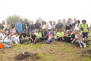 200 chachafrutos y fresnillos sembraron trabajadores de Emas by Veolia, con sus familias, como aporte a la transformación ecológica y al compromiso con la sostenibilidad ambiental. La jornada se cumplió en la zona Todelar del Centro Inteligente de Gestión Ecológica (CIGE) La Esmeralda de Manizales y se realizó por el Día de la Tierra y del Árbol.