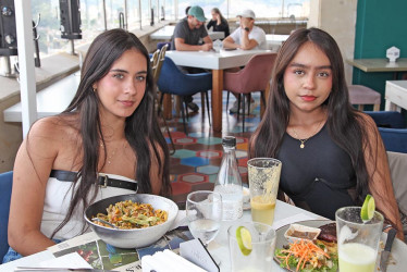 Foto | Argemiro Idárraga | LA PATRIA Gabriela Afanador y Sofía Suárez compartieron un almuerzo de amigas en el restaurante La Azotea.