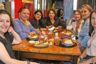 Natalia Morales, Elizabeth Pirazan, Natalia Gómez, Claudia Quintero, Jessica Soto, Erika Mateus y María Victoria Jurado.