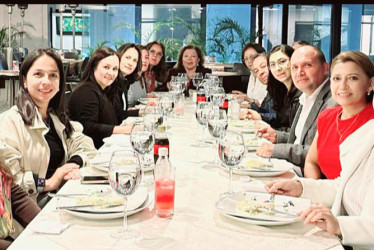 Foto | Lector | LA PATRIA Sandra Tobar, Sandra Montoya, Natalia Patiño, Lorena Ramírez, Claudia Valencia, Blanca Stella García de Valencia, Oliva Franco, Carlos Alberto Valencia, Sandra Ramírez, Carlos Espitia, Paula Botero, Claudia Pinilla y Magnolia Villamil. 