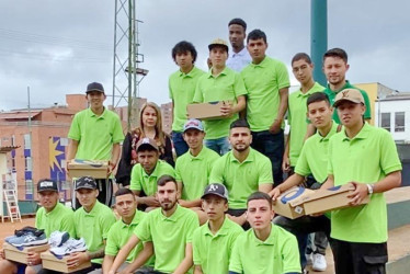 El Tennis Club Manizales entregó uniformes completos a sus 20 caddies, gracias al apoyo de Colplas, Materiales Caldas; la administradora del Club, Carmenza Galvis; y también algunos afiliados solidarios