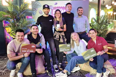 Jhon Forero, propietario Café Freka; Julián Ocampo, ejecutivo de Florida Bike Shop; James Jaramillo, ciclista y ejecutivo de Florida By Shop; Laura Echeverry, ciclista; Santiago Marín, entrenador de Tridente; Sebastián Jiménez, gerente PR Sports, y el equipo del Tour de Caldas: Lina Hurtado, directora de Producción de Pr Sport, y Paula Cristina, funcionaria de Freka. 