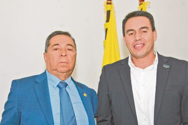 Jorge Eduardo Rojas Giraldo, alcalde de Manizales, entrega reconocimiento Honor al Mérito a Álvaro González Álzate.