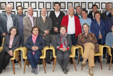 Fotos | Argemiro Idárraga | LA PATRIA Integrantes de la Sociedad de Mejoras Públicas de Manizales en compañía de la festejada.