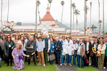 El encuentro familiar inició con la vista al mausoleo de la familia Jaramillo en el cementerio San Esteban. Marcelo Vélez Jaramillo dio unas palabras en honor a los familiares fallecidos acompañado de violín y agua bendita.