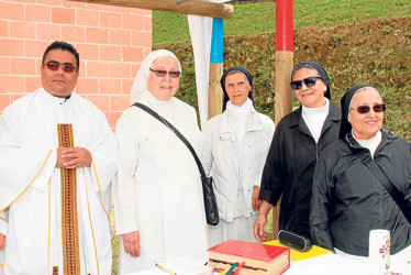 Fotos | Argemiro Idárraga | LA PATRIA Hermana Mayeli Chacua, sacerdote Julián Andrés Ospina, hermana Gloria Torres, hermana María Eugenia López, hermana Olinde Trejos, Martha Lucía Andrade y hermana María Cecilia Renteria.