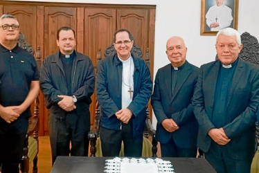 Padre Juan Manuel Vargas González, padre Gilberto Hernández Nieto, padre Hernando Suárez, monseñor Nelson Jair Cardona Ramírez (obispo de la Diócesis de Pereira), padre Anibal Hurtado Hurtado, padre Nelson Giraldo Mejía ( presidente de la Academia de Historia Eclesiástica de Pereira Monseñor Baltasar Álvarez Restrepo) y padre Behitman Céspedes de los Ríos ( rector de la Universidad Católica de Pereira).