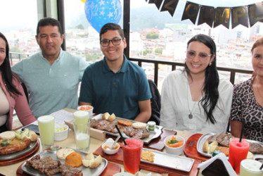 Leydy Bibiana Londoño, Néstor Iván Marín, Iván David Marín (cumpleañero), Geraldine Murcia y Luz Melida Posada. 