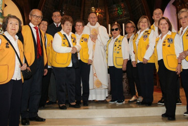 Grupo de miembros del Club de Leones Monarca asistentes a la eucaristía que se celebró en la Basílica Menor de la Inmaculada Concepción.