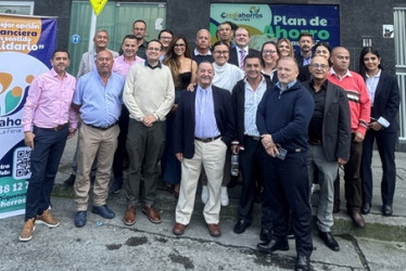 La superintendente de la Economía Solidaria, María José Navarro, visitó las instalaciones de la Cooperativa Crediahorros Tax la Feria en compañía de Beatriz Lizcano, superintendente delegada, y Fredy Castro, presidente de Fecolfin. Allí hicieron un reconocimiento y resaltaron la labor social y financiera que realiza esta cooperativa.