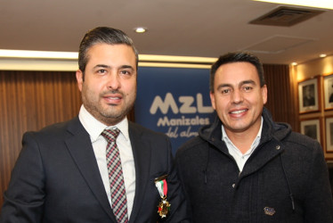 El alcalde Jorge Eduardo Rojas Giraldo impuso la distinción en la categoría Mérito Institucional a Manuel Fermín Giraldo Gutiérrez, alcalde de Salamina.