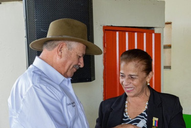 Enrique Botero, alcalde de Manzanares, hizo entrega de una nota de estilo y medalla a María Asceneth Quintero Arango, docente durante 42 años.