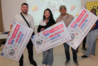 Ganadores: Daniel Mateo López, del restaurante Burguer Parrilla, ganador del premio Comidas Rápidas y Menú del Día; Vinda Sari, del restaurante Indo China, ganador del premio Cocina de Autor; y Julio Corrales, del restaurante Spago ganador del premio Cocina Tradicional del Mundo.