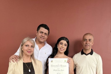 Michelle Gómez Osorio recibió su título como abogada, egresada de la Universidad de Manizales, el pasado viernes. La acompañan, de izquierda a derecha, su mamá, Alba Lucia Osorio; su hermano, Santiago Gómez Osorio, y el papá, Efraín Gómez Ramírez.