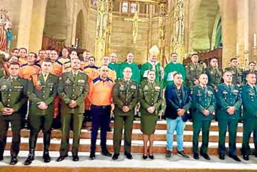 Foto | Lector | LA PATRIA En la Catedral Basílica Metropolitana Nuestra Señora del Rosario se celebró la Santa Misa por iniciativa de la Arquidiócesis de Manizales, con la participación de entidades institucionales, organismos de socorro y organizaciones sociales que trabajan por el bienestar de los caldenses. Una jornada de fe y compromiso por la paz nacional.