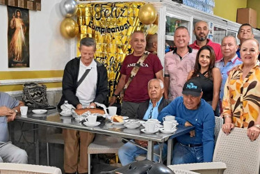 Ómar Orozco, agrónomo, y Gerardo Herrera, docente, celebraron sus 80 años de vida en la tradicional cafetería Las Américas, ubicada en la carrera 4, entre calles 8 y 9 de Anserma (Caldas). El grupo de amigos que se reúne allí cada mañana les ofreció un homenaje en medio de café, anécdotas y buen humor, encabezado por el anfitrión William Restrepo.