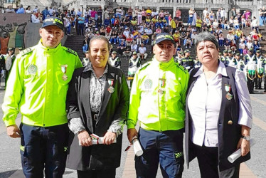 Foto| LA PATRIA El intendente jefe Carlos Alonso Torres Marín, líder del Grupo de Homicidios de la Policía; la fiscal 22 Itinerante, Olga Lucía González Trejos; el intendente Julián David Bedoya Hernández, del Grupo de Homicidios; y la fiscal 8 Unidad de Vida, Constanza Pachón Sánchez. Ellos fueron condecorados el 20 de Julio por la Alcaldía de Manizales, con el escudo de la ciudad, por su labor para resolver los crímenes ocurridos en la capital caldense y contribuir con la seguridad.
