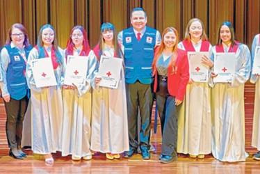 Foto | Lector | LA PATRIA Daniel Flórez Osorio, Lina Marcela Carreño Hurtado, Sara Dávila Gutiérrez, Nohra Aide Domínguez Paladinez, Jenny Alexandra Escobar Herrada,  María Fernanda Hurtado García, Angie Carolina Osorio Castro, Samuel Ibagué González, Kelly Tatiana Toro Valencia y Amalia Valencia Castaño, acompañados por funcionarios de la Cruz Roja.