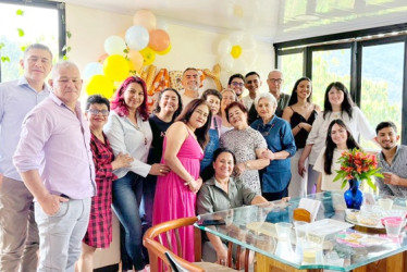 La manizaleña Ofelia Rojas celebró sus 80 años en compañía de sus hijos, nietos, hermana y amigos.