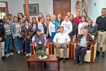 Grupo de Liturgia San Pablo con los sacerdotes y seminaristas.