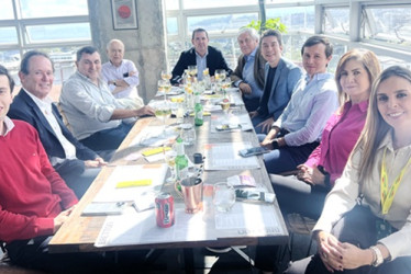 Juan Felipe Toro, líder administrativo y financiero de Mercaldas; Carlos Urueña, subdirector de Salud Colsubsidio; Luis Carlos Arango, director general de Colsubsidio; Jorge Hernán Toro, gerente general de Mercaldas; Sergio Ramírez, gerente de Medicamentos Colsubsidio (caldense del municipio de Salamina y coordinador del proyecto de las droguerías Colsubsidio adquiridas en concesión a Mercaldas); Juan Luis López Toro, líder de Logística de Mercaldas; Emperatriz Toro, líder comercial de Mercaldas, y Adriana 