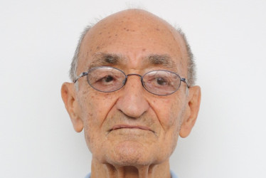 Foto | LA PATRIA Hernán Gómez Gómez celebra hoy sus 98 años de vida. Es odontólogo egresado de la Universidad Nacional y abogado de la Universidad de Manizales. Su esposa Bertha Jaramillo y sus hijos Juan Pablo, Carlos Alberto y hermanos, le festejaron su cumpleaños con un almuerzo el pasado sábado en su casa de campo en Santágueda, donde disfrutó de la música de los Hermanos Uribe.