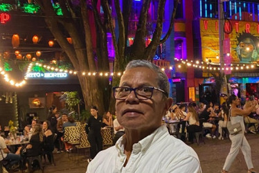 Rendimos homenaje a un hombre que dejó una huella profunda e imborrable en quienes tuvimos el privilegio de conocerlo. Jaime Cedeño, un ser humano íntegro, generoso y lleno de sabiduría, cuya vida fue un ejemplo de amor, trabajo y nobleza. Un hombre que trabajó con sus manos y su corazón, construyendo no solo muebles y estructuras, sino también amistades, afectos y recuerdos. Apasionado por la fotografía, la naturaleza y los paisajes, encontraba belleza en lo simple y en lo profundo, en un atardecer, una mo