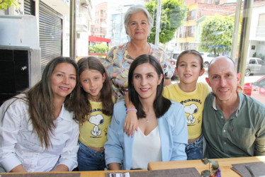 Mónica Osorio, Ana María Osorio, Gabriel González, Irene González, Magdalena Toro y Susana González se reunieron en un almuerzo en el restaurante Spago para celebrar el Día del Padre.