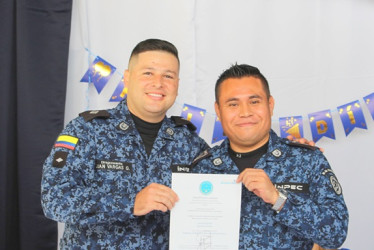 El inspector Miguel Antonio Ruiz Quintero y el dragoneante Dorian Alberto Chicangana Zúñiga fueron reconocidos por sus 15 años de labor en la institución.