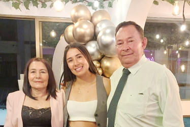 Alejandra Bernal obtuvo su título en Licenciatura en Educación Física de la Universidad de Caldas. Celebró este importante momento en compañía de Bertha Quintero y Manuel Bernal.