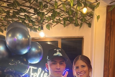 Julián Andrés Pérez celebró su cumpleaños número 23 con una cena en el restaurante La Shiraka, en compañía de María José Giraldo.