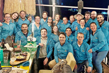 Foto | Cortesía | LA PATRIA La Asociación Caldense de Guías de Turismo (Asdeguías) celebró sus 32 años con una cena en el restaurante Efecto Barbacoa de Manizales.
