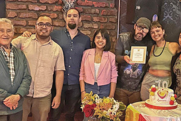 En la celebración de los 486 años de Anserma (Caldas), el colectivo Ansermeños de Corazón conmemoró una década de labor cultural, social y comunicativa en el municipio y entregó el galardón de “Ansermeño de Corazón” 2025 a Gustavo Adolfo Gil, conocido cariñosamente como “Tarzán”, quien fue víctima hace semanas de una brutal agresión en un sector de la avenida El Libertador. El galardón se entrega en reconocimiento a sus valores, fortaleza y compromiso con la comunidad. La elección se hizo a través de una vo