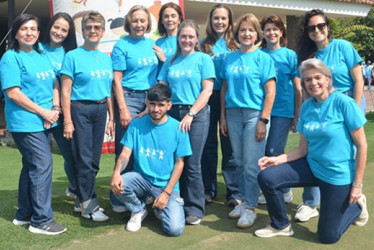 Fotos | Freddy Arango | LA PATRIA Andrés Jiménez y Margarita Gómez. De pie: Marta Loaiza, Angi Loaiza, Bertha Lucía Duque, Matilde Cuartas, Yanet Zuluaga, Marta Clemencia Botero, Carolina Trujillo, Ángela Sierra, María Mercedes Bernal y Daniela Restrepo, organizadores del Torneo de Golf de Nutrir.