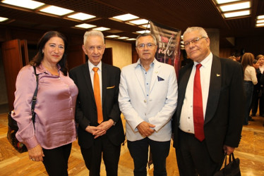 Fotos | Argemiro Idárraga | LA PATRIA Luz Helena García, Diego María Arias, Germán Aristizábal, presidente de la Liga Contra el Cáncer, seccional Caldas, y Antonio Franklin Muñoz.