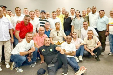 Con una cena y una torta, la familia del fútbol colombiano celebró los 81 años de vida de Álvaro González Alzate, presidente de la Difútbol y vicepresidente de la Federación Colombiana de Fútbol, en Barranquilla. Participaron, entre otros, Ramón Jesurún, presidente de la Federación; Carlos Mario Zuluaga, presidente de la Dimayor; además de los presidentes de las ligas departamentales y sus familiares.