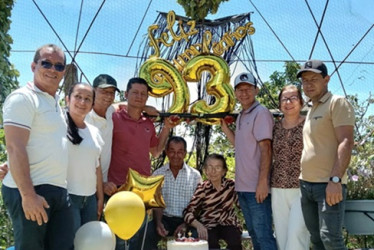 Ramón Villegas junto a su esposa e hijos.