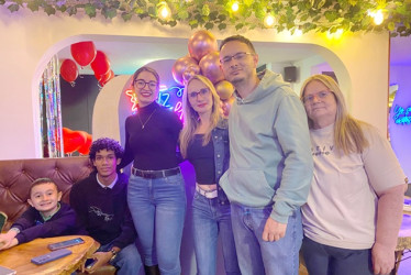 En su cumpleaños, Camila Gutiérrez estuvo rodeada de su familia y amigos: Alejandro Gutiérrez, Jesús Flores, Andrea Marín, Sergio Gutiérrez y Socorro Gaviría.